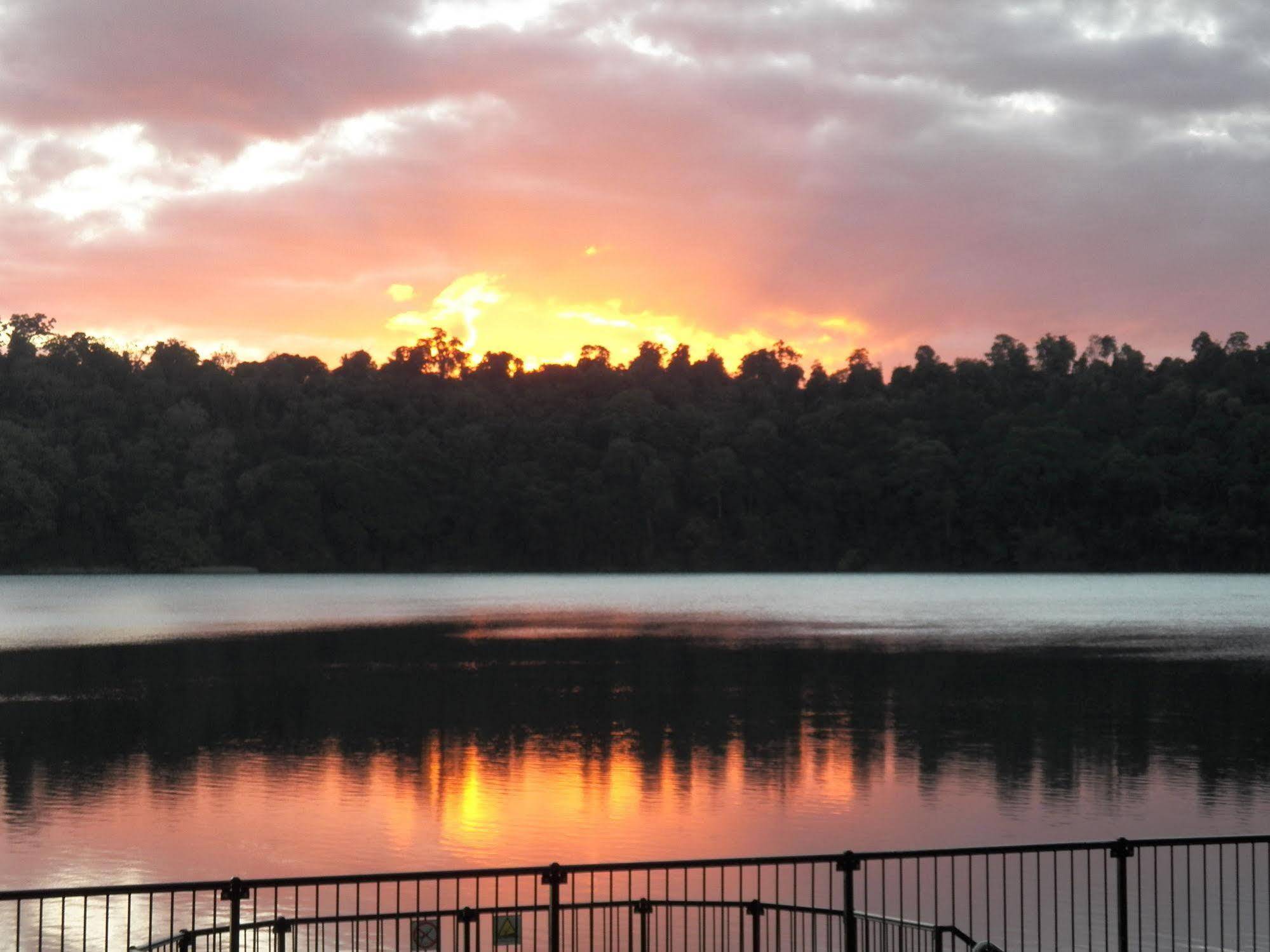 Lake Eacham Tourist Park & Cabins Exterior photo